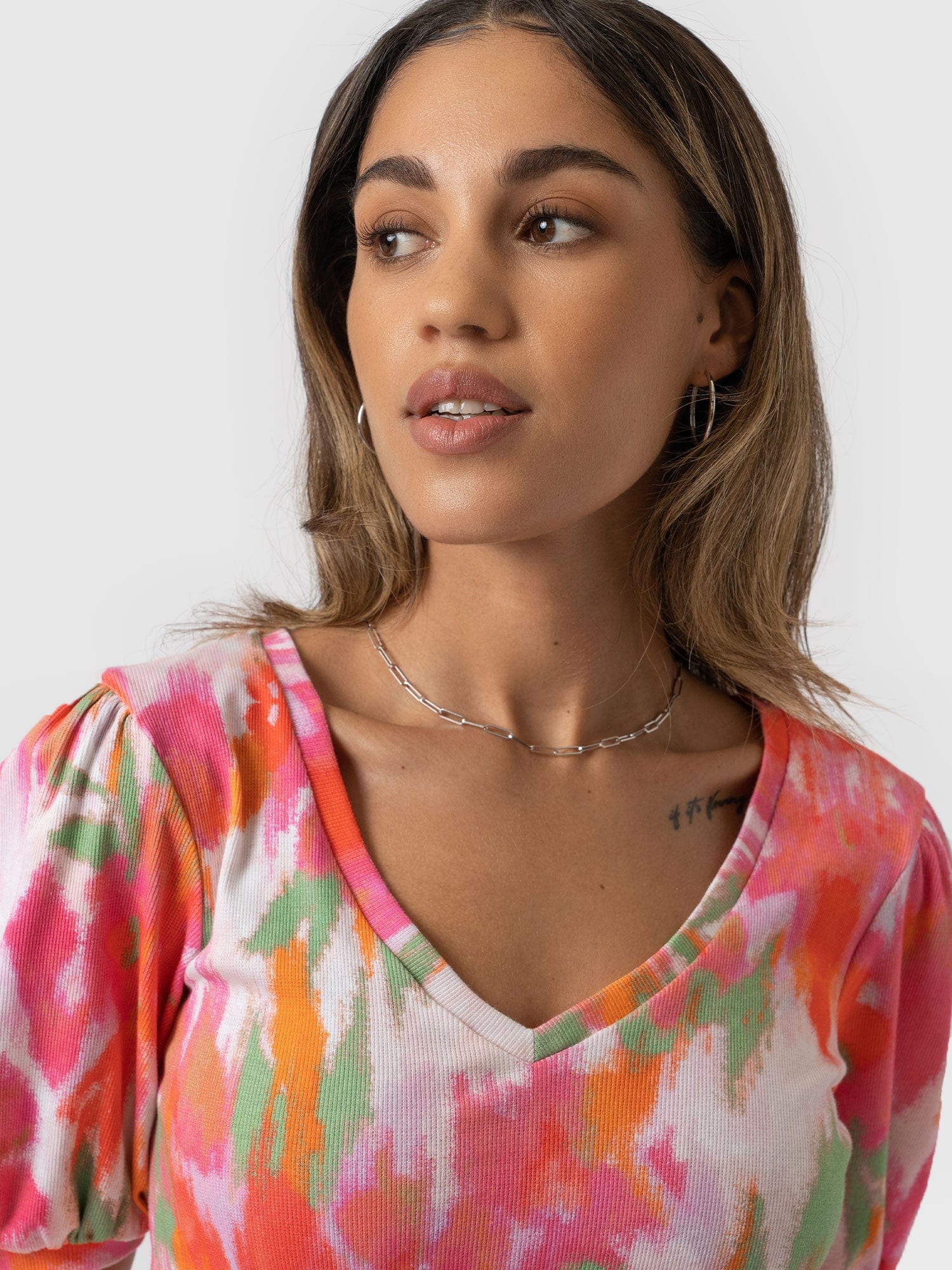 Cavendish V Neck Tee Cream Soft Focus - Women's T-Shirts | Saint + Sofia® EU